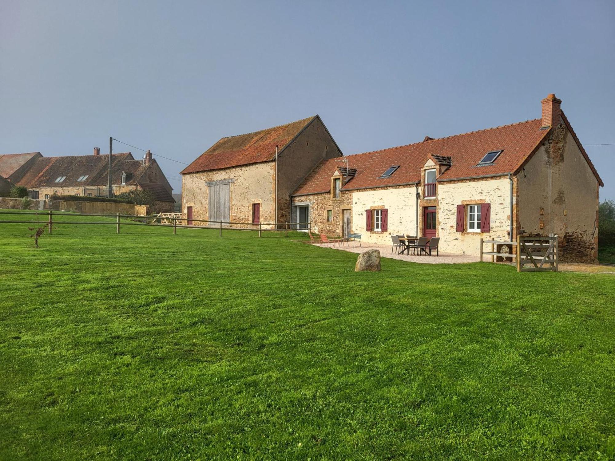 Gite Au Centre De La France Vesdun Exterior foto